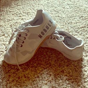 Size 9 no bulls; white and grey snow camo